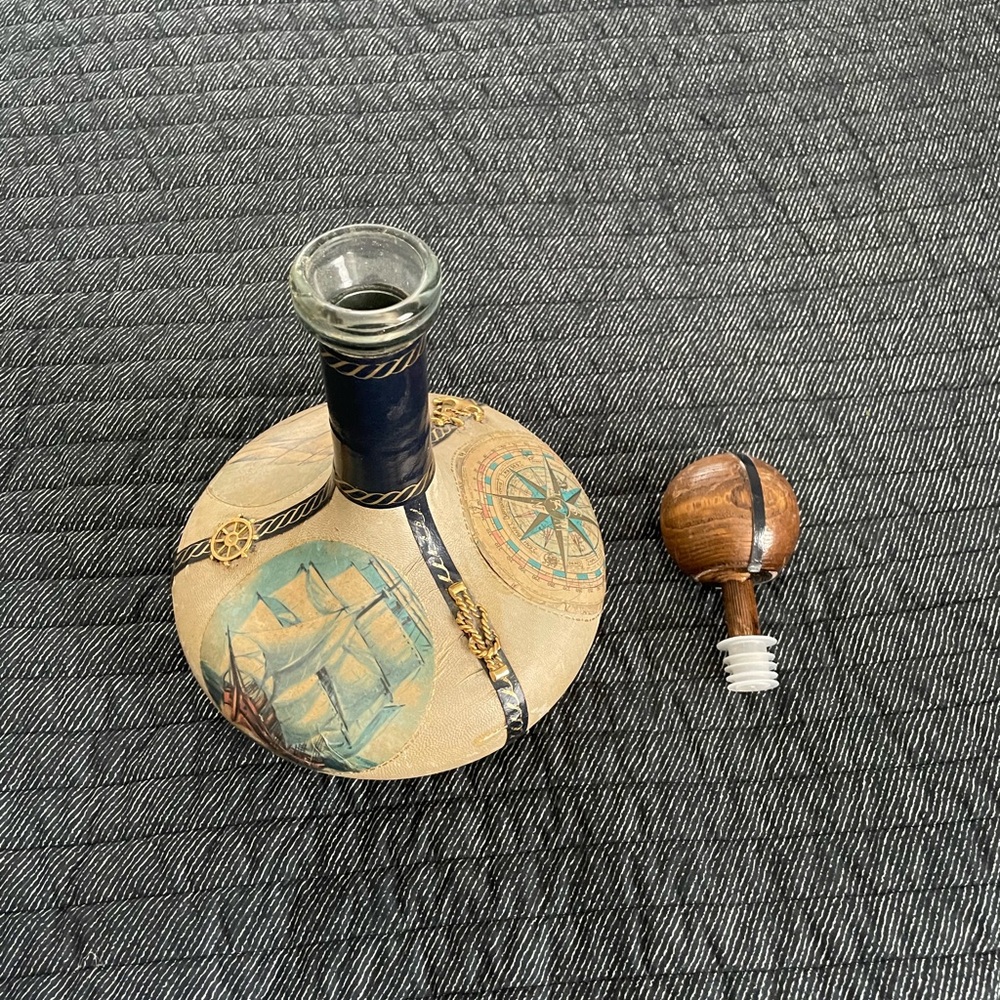 Mid-Century Italian Leather Wrapped Glass Jeype Nautical Decanter - Picture 8 of 9